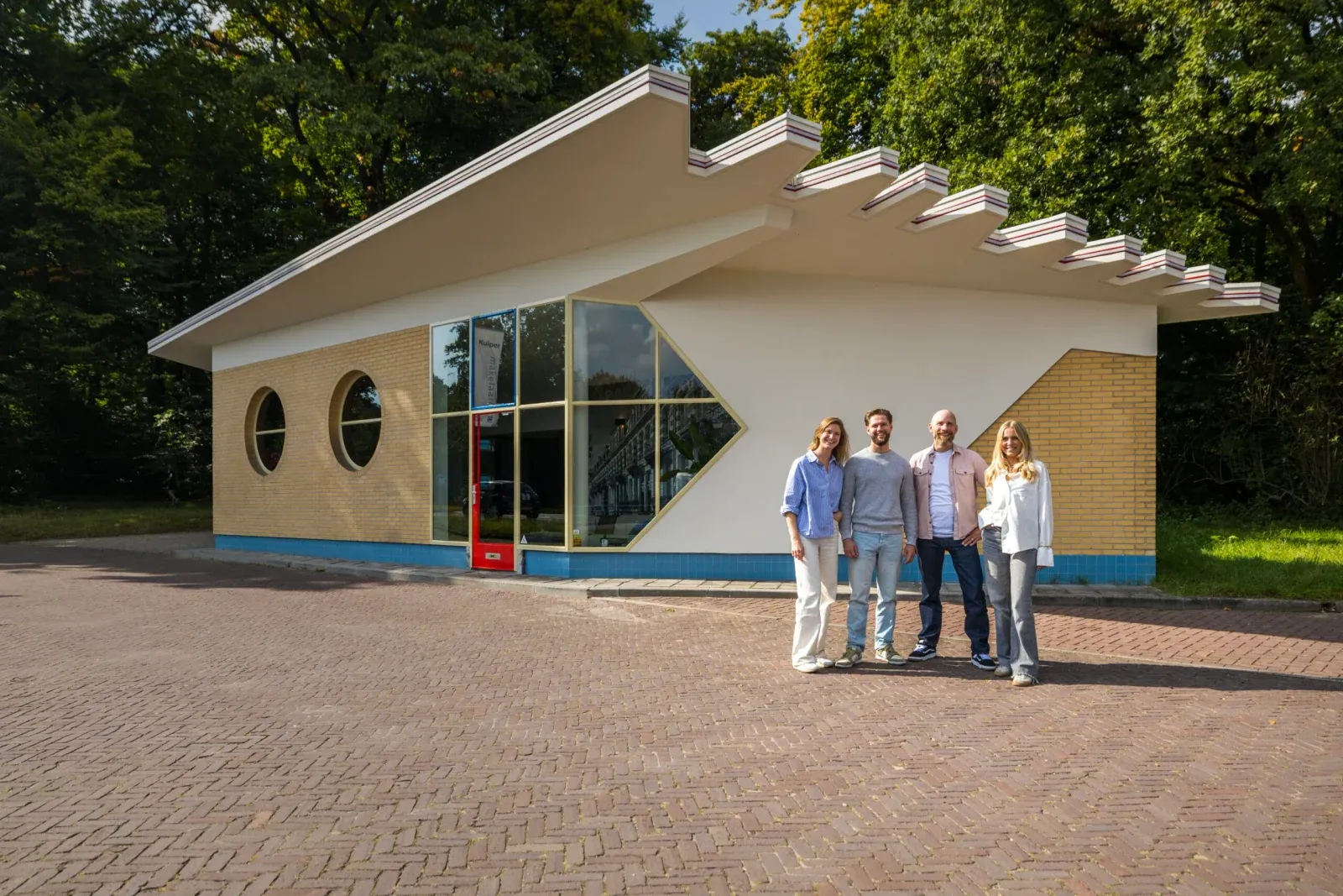 Team van Kuiper Makelaardij voor het kantoorpand in Arnhem