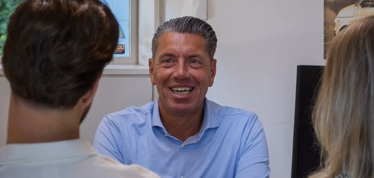 Hypotheekadviseur in gesprek met klanten aan tafel