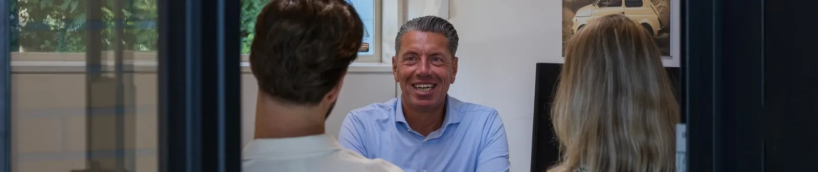 Hypotheekadviseur in gesprek met klanten aan tafel