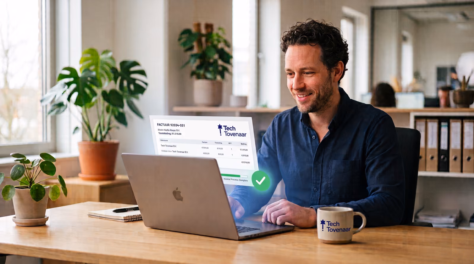 Ondernemer achter een laptop met op het scherm een factuur die automatisch wordt opgemaakt, met blauwe voortgangsiconen
