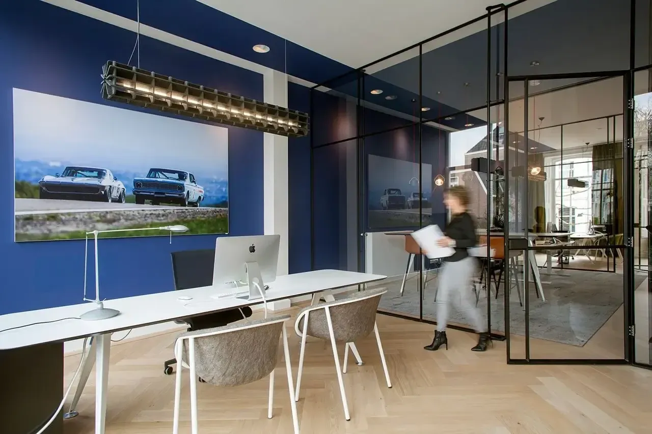 Werkplek met iMac in een modern kantoor van PZD Vastgoed