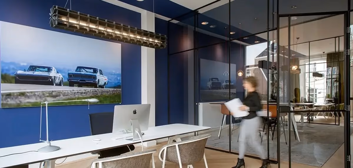 Werkplek met iMac in een modern kantoor van PZD Vastgoed