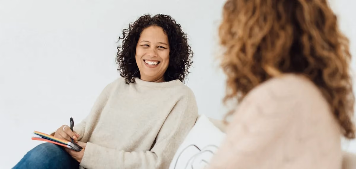 Coach van relatiebureau You-Me-Us in gesprek met een klant