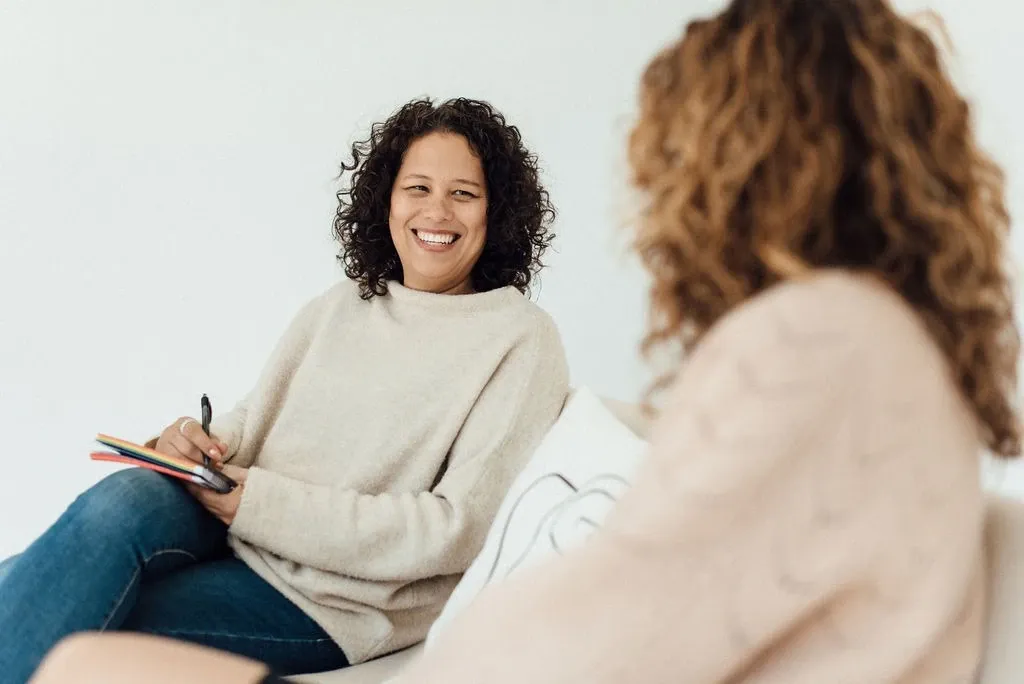 Coach van relatiebureau You-Me-Us in gesprek met een klant